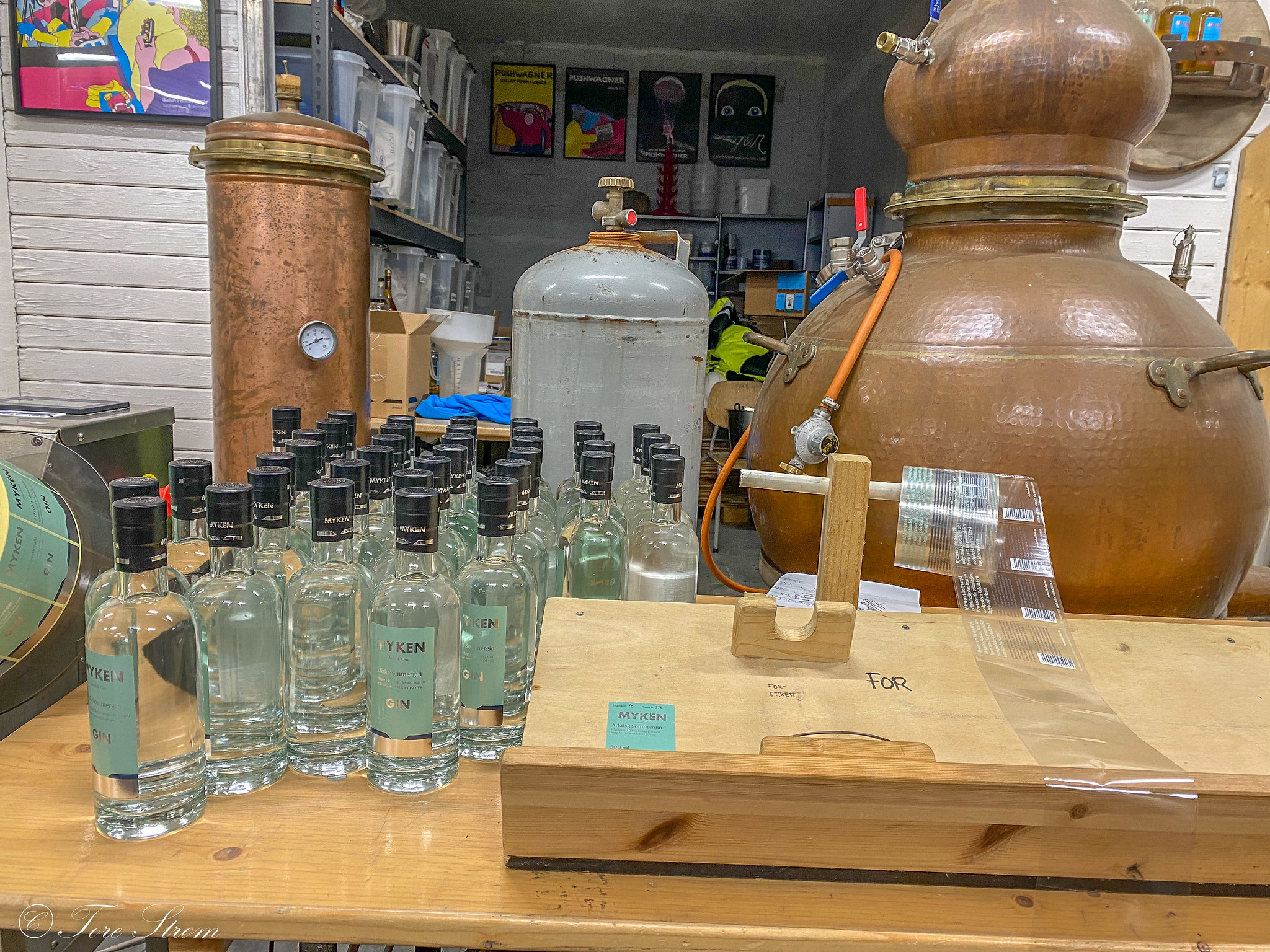 Flaskene gjøres klare med etiketter, produktutvalget selges naturligvis gjennom Vinmonopolet.